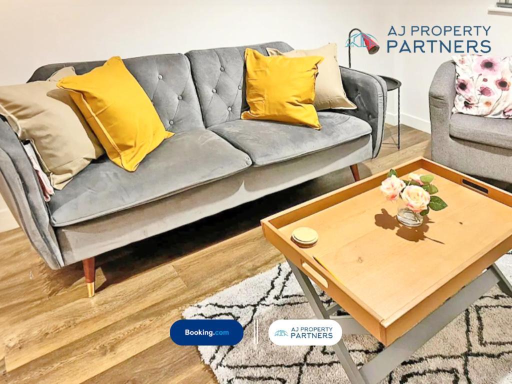 Premium Offer L Last-Minute Escape L Aj Properties L High Street Cheltenham L Parking L Ideal For Short Or Long Stays - Town Centre Apartment, 4 Beds, 1 Bathroom Exterior foto